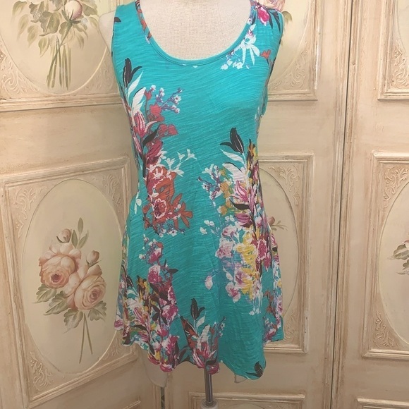 Beautiful floral sleeveless top - Picture 1 of 12